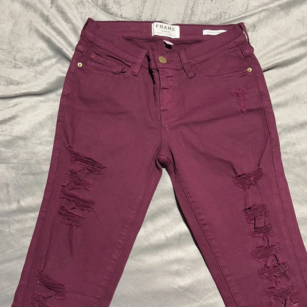 🥰🥰Frame Denim Burgundy Distressed Skinny Jeans🥰🥰 - Picture 3 of 11